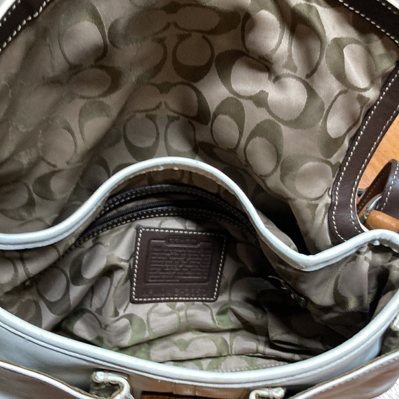 I’m selling a coach purse it in good condition it’s cream and brown strap - Picture 2 of 3